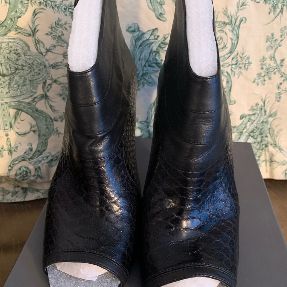 NIB- Vince Camuto Snake/Knappa Elegant Black Peep-Toe Ankle Boots